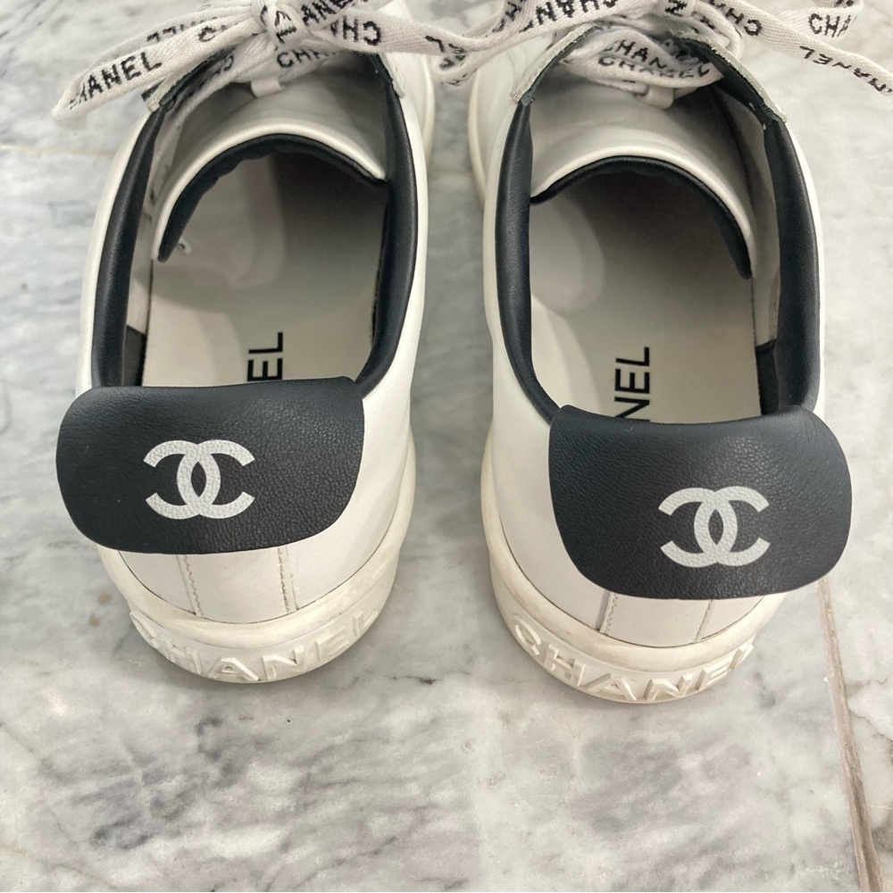 CHANEL Weekend Logo CC White Black Lagerfeld Leather Sneakers - Picture 11 of 14